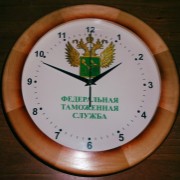 деревянные часы с логотипом